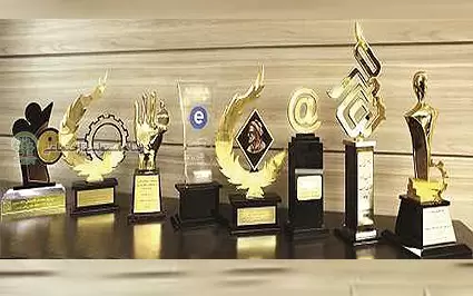 اهدای تندیس مسئولیت اجتماعی به همه حضار در سالن همایش های صداوسیما!