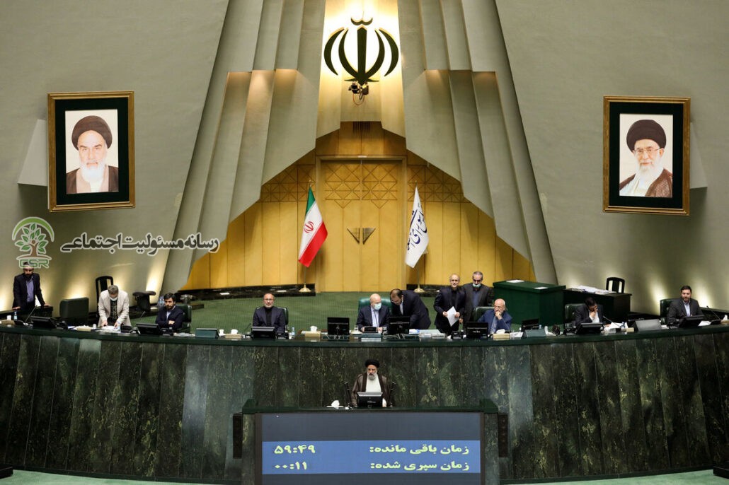 الزام سرمایه گذاری بانکها در توسعه میدانهای نفت و گاز سرمایهگذاری بانكها در توسعه میدانهای نفت و گاز از اقدامهای ماندگار دولت است