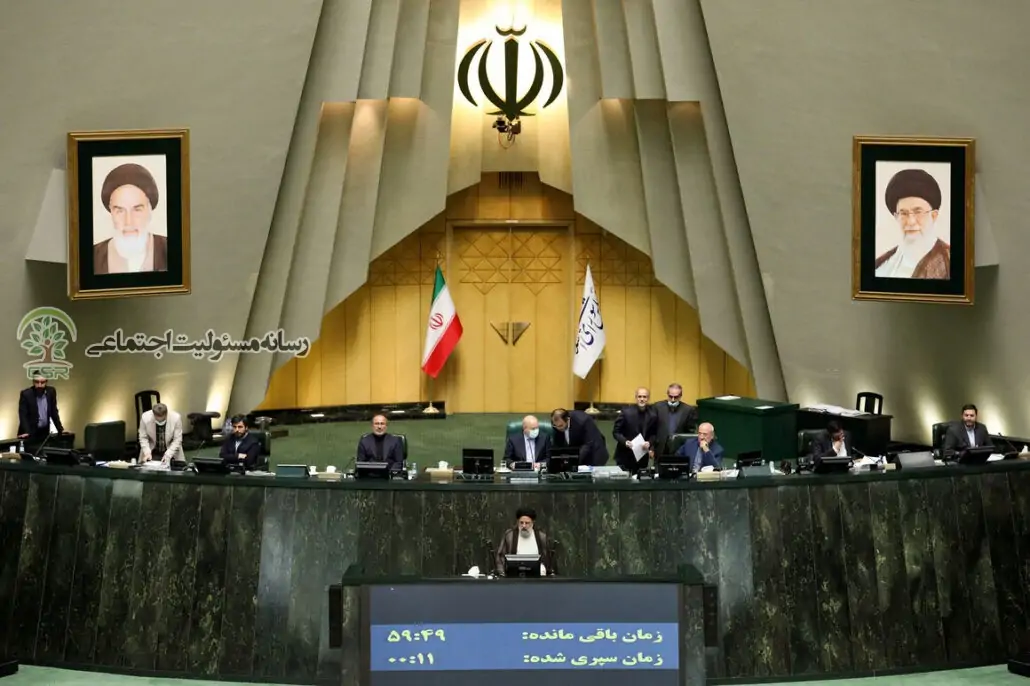 الزام سرمایه گذاری بانکها در توسعه میدانهای نفت و گاز سرمایهگذاری بانكها در توسعه میدانهای نفت و گاز از اقدامهای ماندگار دولت است