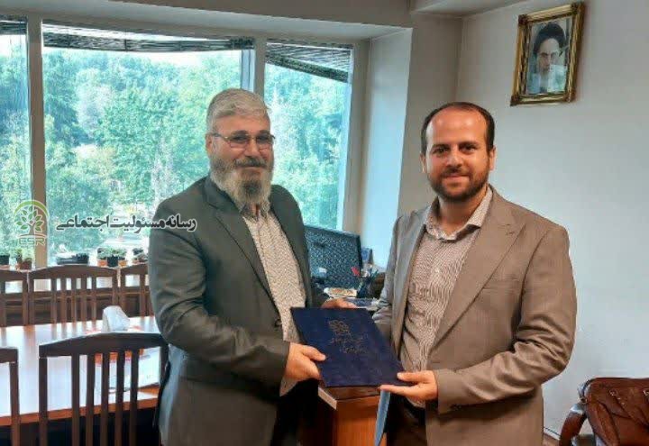 از سوی مرکز پژوهش های مجلس شورای اسلامی صورت گرفت:اعطای گواهی سخنرانی علمی به مدیرمسئول رسانه مسئولیت اجتماعی طی مراسمی از طرف مدیرکل امور اجتماعی مرکز پژوهش های مجلس شورای اسلامی، گواهی سخنرانی علمی به سیدرضا جمشیدی مدیرمسئول رسانه مسئولیت اجتماعی اعطا شد.