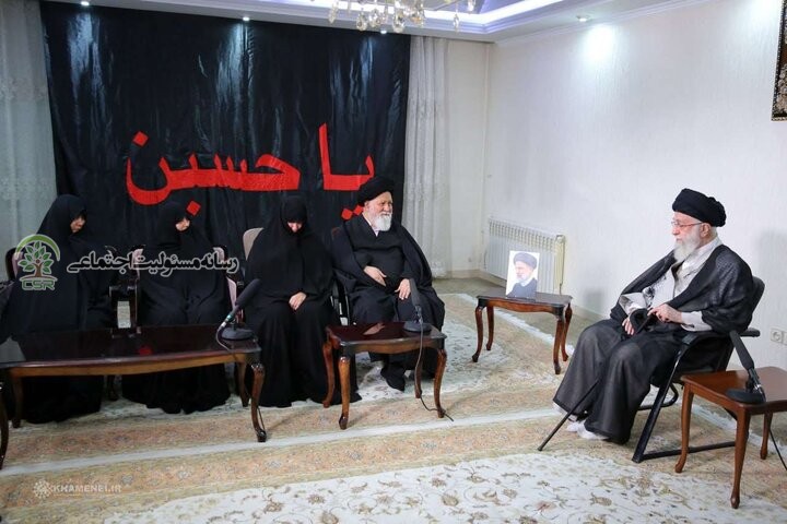 حضور رهبر انقلاب در منزل رئیسجمهور شهید
