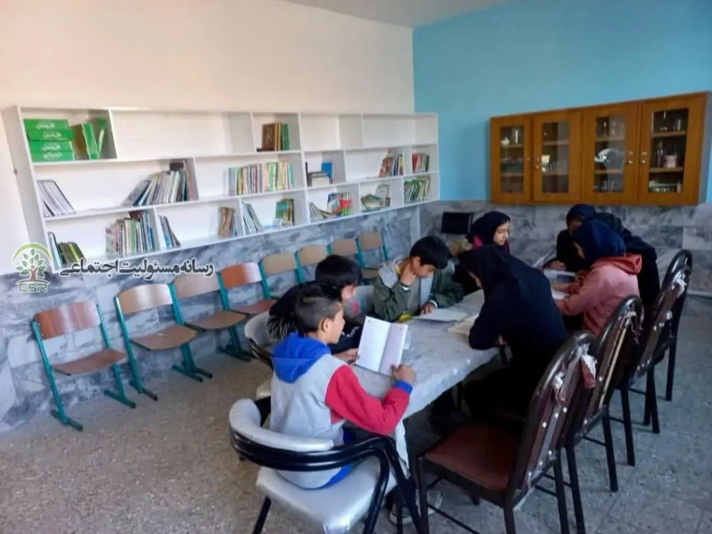 ساخت کتابخانه برای دانش آموزان روستای دهبار در راستای مسئولیت اجتماعی