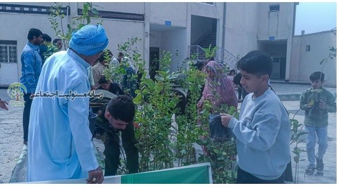 در راستای مسئولیت اجتماعی شرکت پلیمر آریاساسولتوزیع هزار نهال مثمر و غیر مثمر بین نمازگزاران شیعه و اهل سنت مصلی نمازجمعه عسلویه