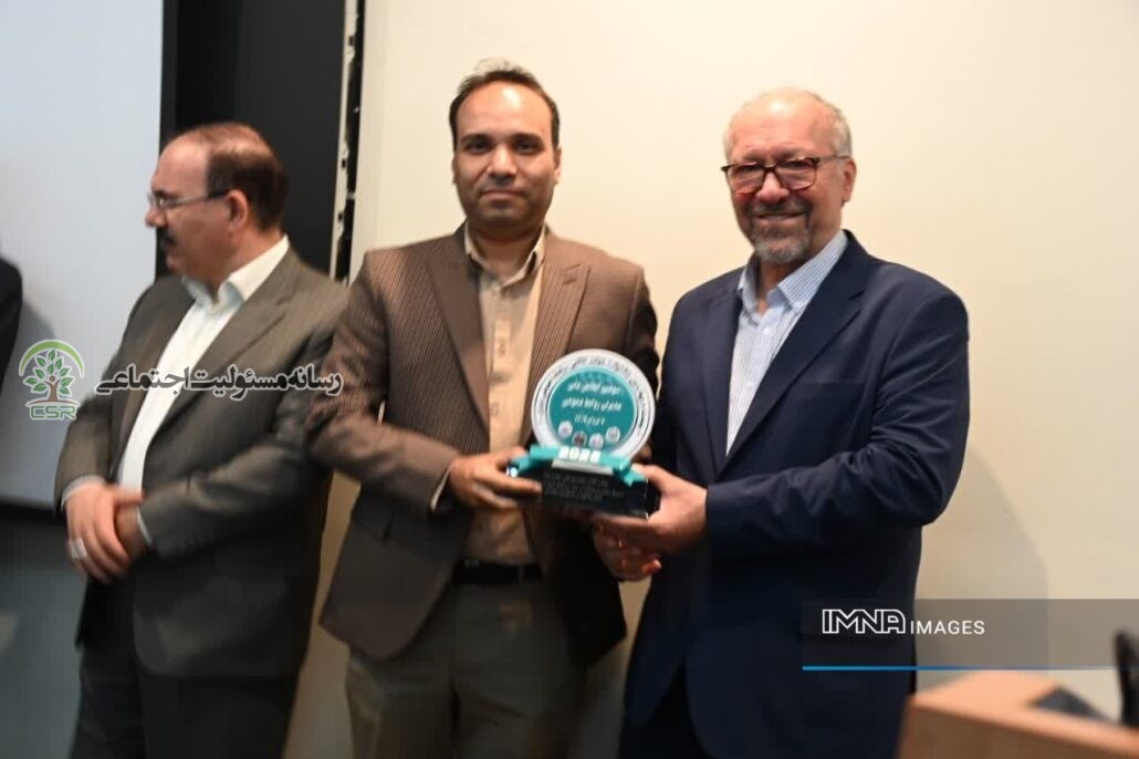 دریافت نشان ویژه مسئولیت اجتماعی توسط سازمان مدیریت پسماندشهرداری اصفهان