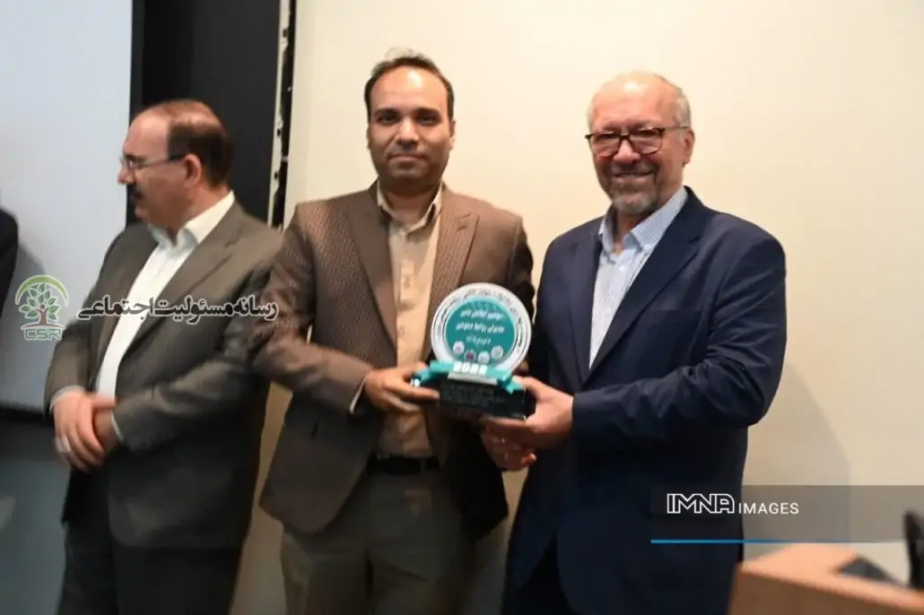 دریافت نشان ویژه مسئولیت اجتماعی توسط سازمان مدیریت پسماندشهرداری اصفهان دریافت نشان ویژه مسئولیت اجتماعی توسط سازمان مدیریت پسماندشهرداری اصفهان