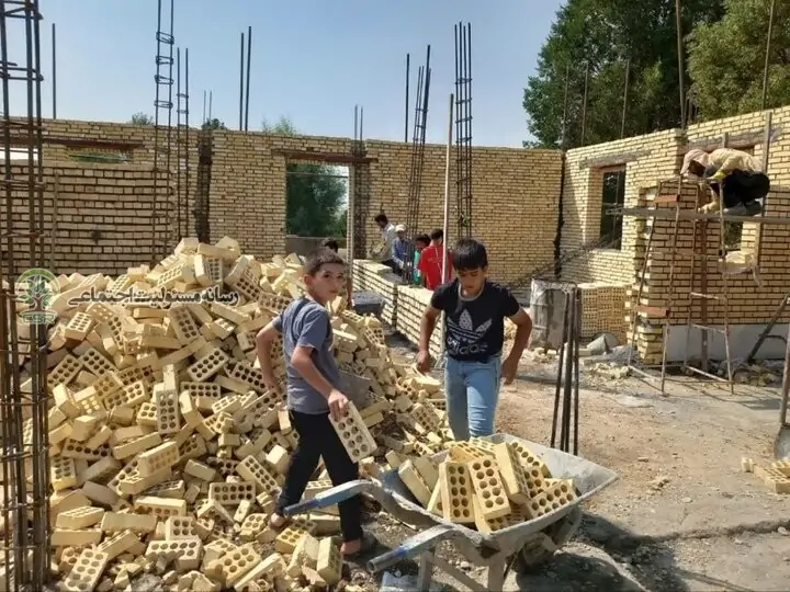 داشن اموزان موغان مدرسه می سازند