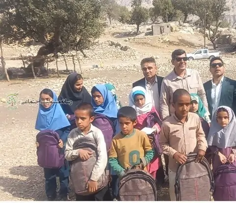 توزیع بسته‌های آموزشی به دانش‌آموزان مدارس روستاهای بیدانجیر شهرستان چرام