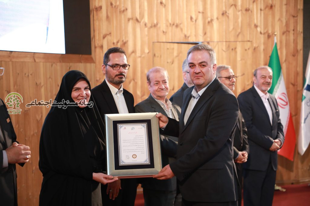 اهدا نشان مسئولیت اجتماعی