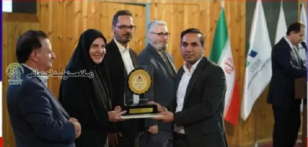 نشان سفیر مسئولیت اجتماعی بر سینه مدیرعامل پتروشیمی ایلام